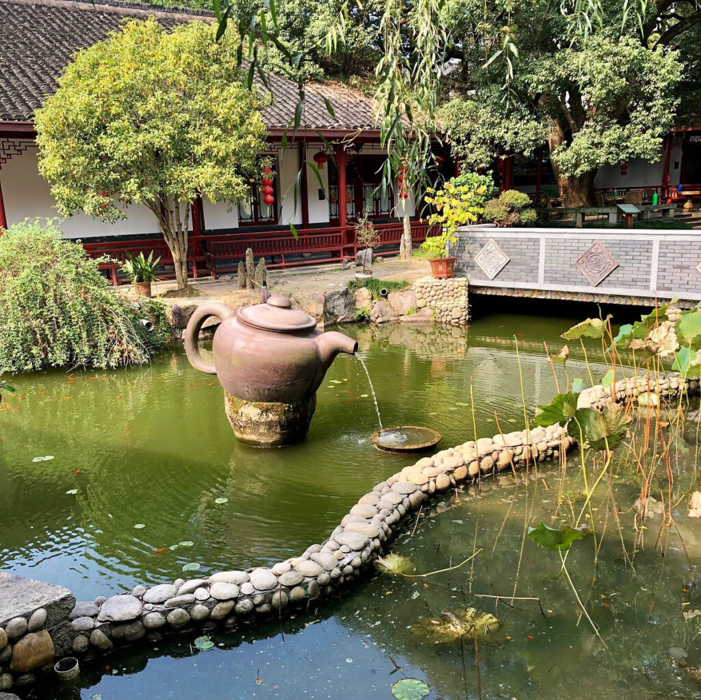 Boutique garden hotel with teapot fountain in Hangzhou